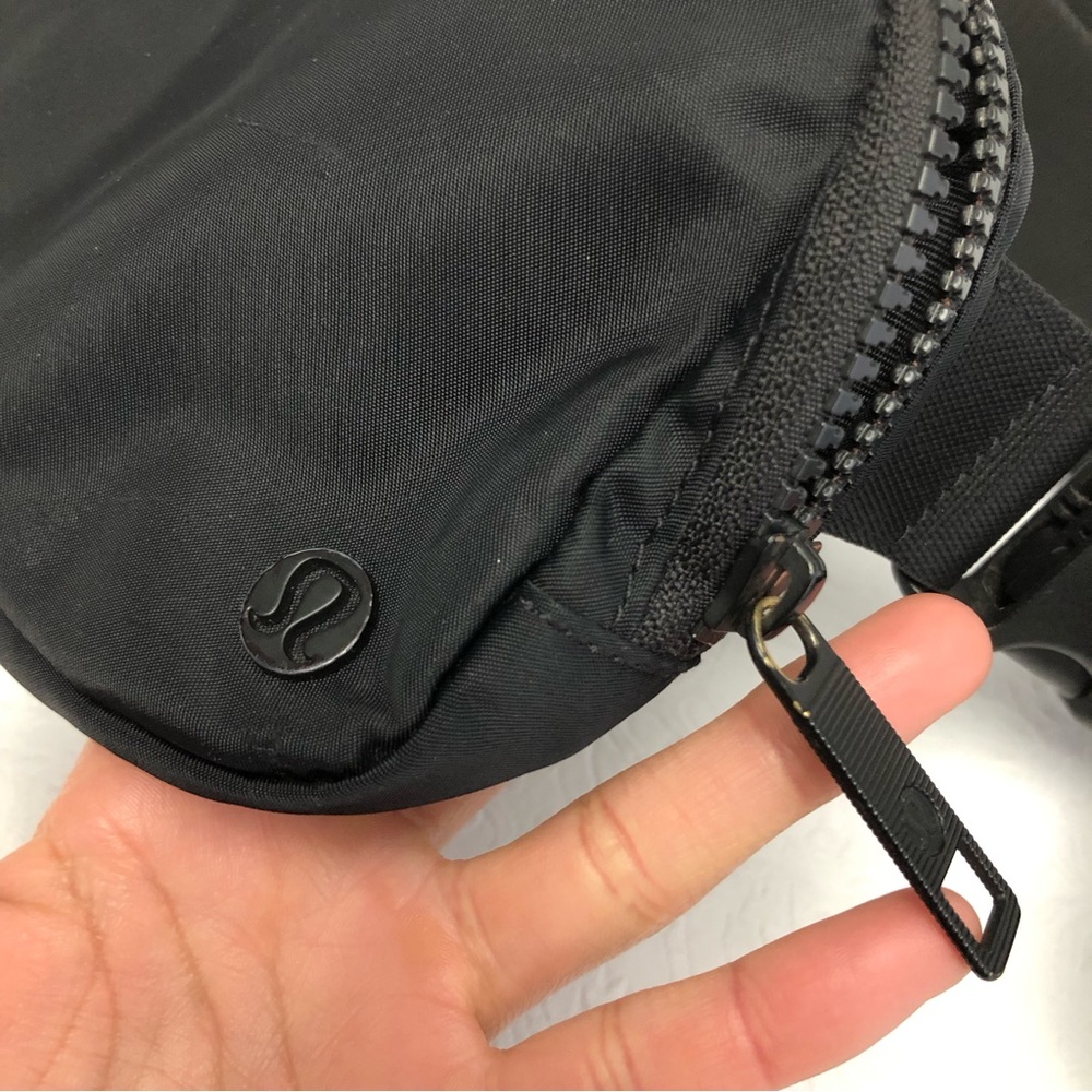 Lululemon Everywhere Belt Bag Large 1L  in Solid Black USED - Picture 9 of 11